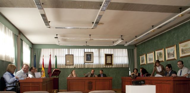 El director del SEF, Ginés Martínez; el alcalde de Ceutí, Manuel González; y la concejala de Empleo, Sonia Almela, se reunieron con los agentes sociales en el salón de Plenos