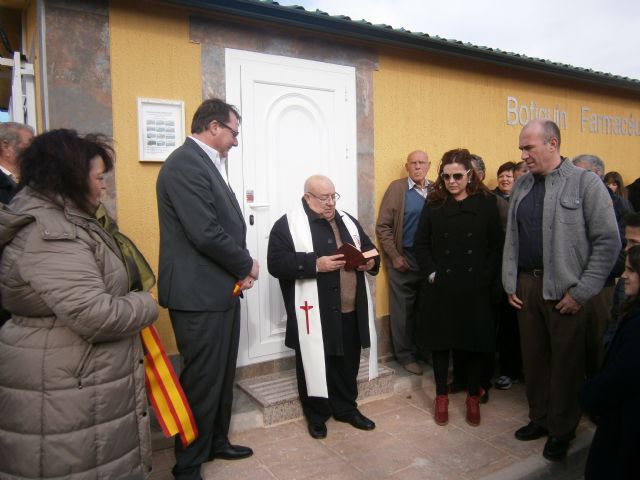 El alcalde de Ceutí (i), junto al cura párroco, Manuel Jódar, y los propietarios del botiquín