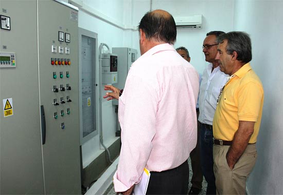  El consejero de Agricultura y Agua, Antonio Cerdá, y el alcalde de Ceutí, Pascual Lorente, pusieron hoy en funcionamiento el bombeo del nuevo colector de aguas residuales de la zona oeste del municipio.