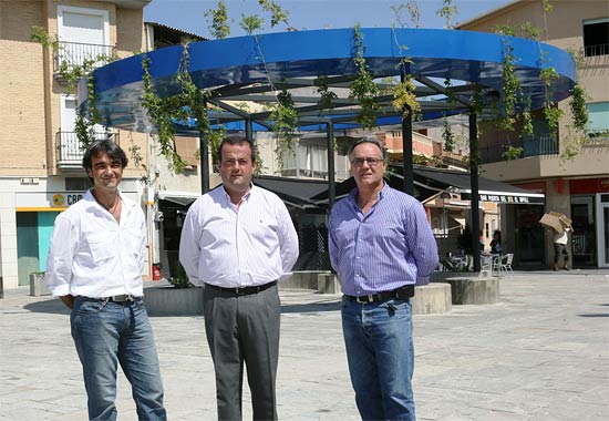 De izquierda a derecha, el artista y responsable del diseño de remodelación de la plaza del Ayuntamiento, Carlos Callizo, el director general de Administración Local, Javier Iniesta, y el alcalde de Ceutí, Pascual Lorente