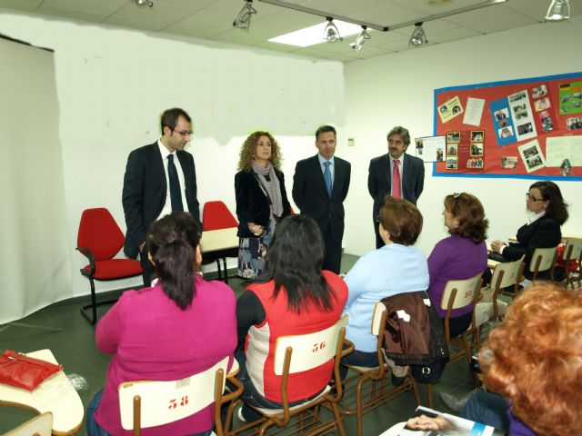 Miguel Ángel Miralles y Manuel González, junto con los directivos de la Obra Social de la Caixa