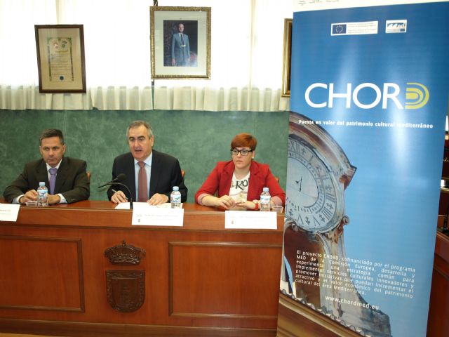 El Delegado del Gobierno, Rafael González, flanqueado por el alcalde de Ceutí, Manuel González, y la concejala de Cultura, Presentación López esta mañana durante la presentación del seminario