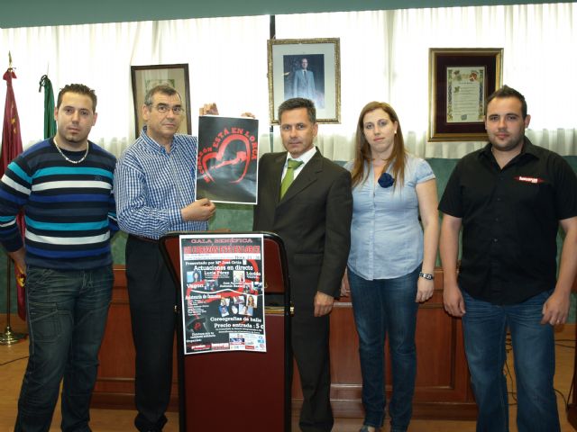 El alcalde, Manuel González (d) y el presidente de Cáritas Ceutí, Juan Francisco Gallego, sostienen el cartel con el eslogan para ayudar a Lorca