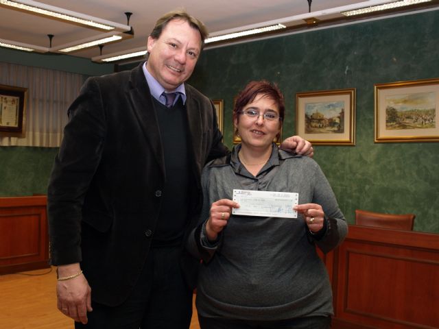  El alcalde, Juan Felipe Cano, junto a la mujer de José Gil Martí, ganador del concurso