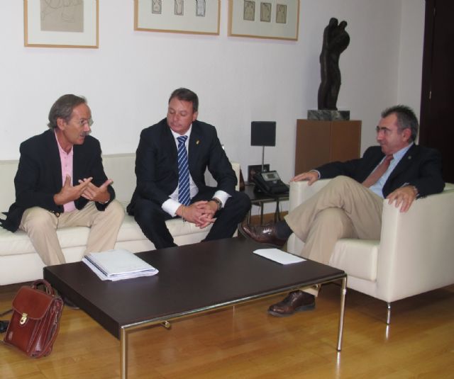 El Alcalde de Ceutí, Juan Felipe Cano, (c ) se entrevistó el pasado mes de noviembre con el entonces consejero de Presidencia, Manuel Campos, para tratar sobre la construcción del resort geriátrico