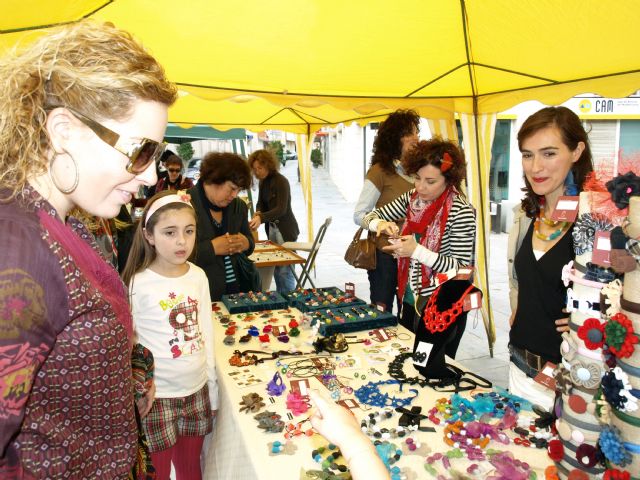 Un puesto del mercadillo artesanal que periódicamente se celebra en Ceutí