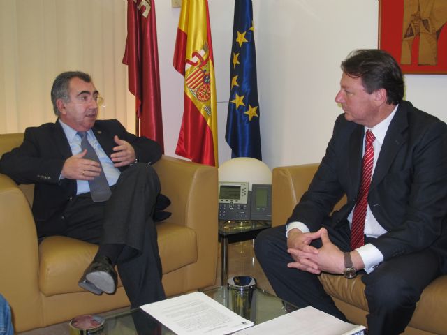 El consejero Manuel Campos recibe al alcalde de Ceutí