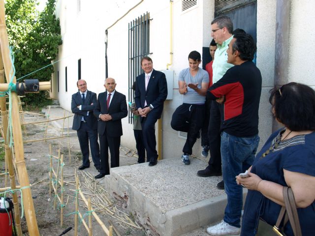 El presidente de la Comunidad confirma financiación para arreglar las calles del centro de Ceutí