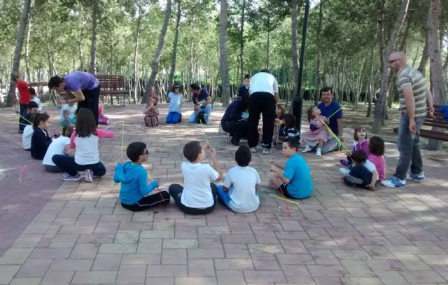 Talleres infantiles de tenis y patinaje en Ceutí con la asociación 'Alábega'