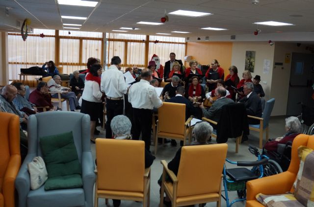 Papa Noel y la Rondalla local visitan a los usuarios de la residencia de ancianos 'San Pablo' de Ceutí