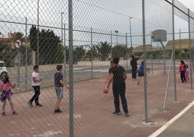 Los ceutienses ya disfrutan de la pista de baloncesto construida en el carril bici