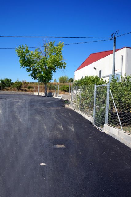 Renovado el asfalto en el acceso al pabellón deportivo de Los Torraos de Ceutí