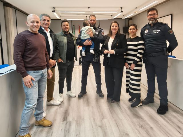 Agentes de la policía local de Ceutí salvan la vida de un bebé de un año