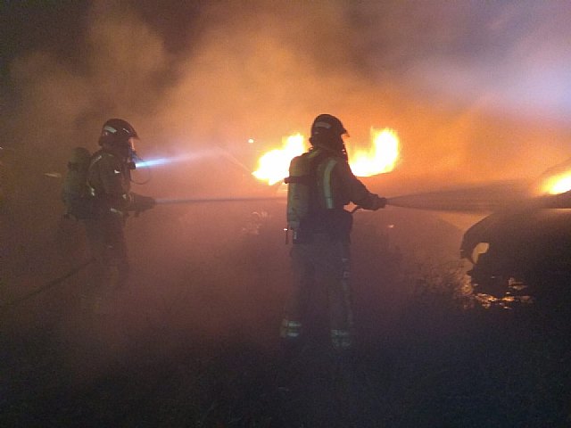 Bomberos del CEIS apagaron esta madrugada el incendio de varios vehículos desguazados en un solar de Los Torraos