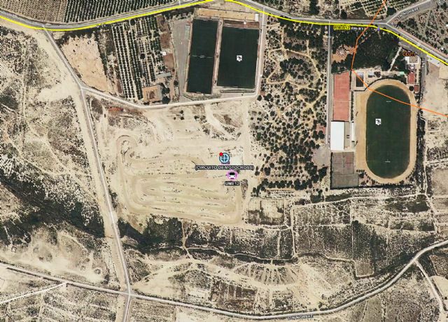 Servicios de emergencia atienden y trasladan al hospital a motorista accidentado en el circuito de motocross de Ceutí