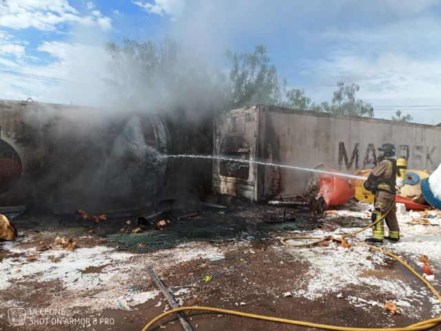 Servicios de emergencias sofocan un incendio en Ceutí
