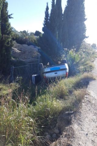 Una persona herida al volcar el coche en el que viajaba, en el Polígono Industrial de 'Los Torraos', Ceutí