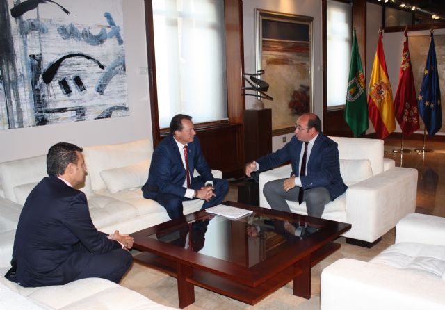 El presidente de la Comunidad se reúne con el alcalde de Ceutí, Juan Felipe Cano