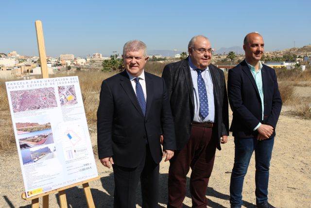 Tontxu Rodríguez visita los terrenos del nuevo edificio de juzgados de Molina de Segura e inaugura el piloto de OJM en Ceutí