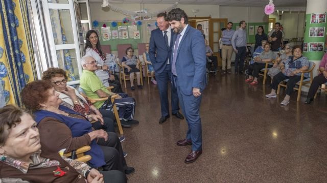 López Miras: 'Nuestro objetivo es mejorar la vida de las personas y trabajamos para crear más plazas en residencias y centros de día'