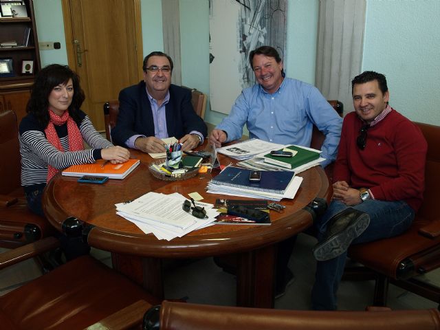 Juan Felipe Cano y Gregorio González junto a la concejal de Turismo, Adoración Ayala, y el concejal de Deportes, Jesús Hernández