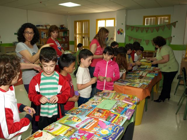 El colegio Juan Ayala de Ceutí organiza un mercadillo para celebrar el 'Día del libro'