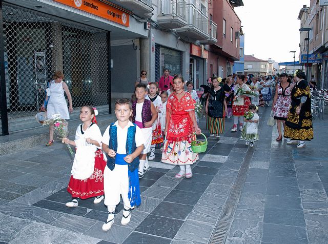 Los ceutienses, vestidos con el traje regional murciano, sacan en romería a su patrona Santa María Magdalena el domingo