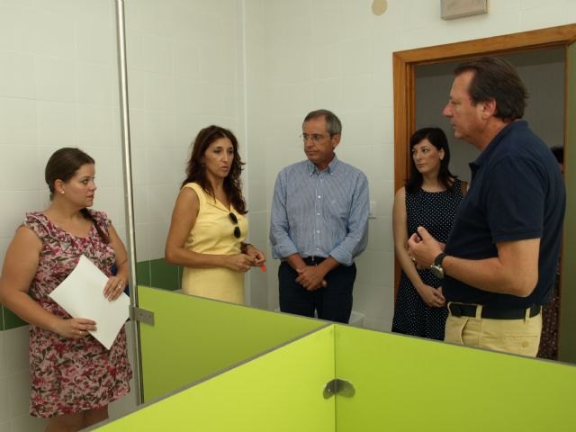 Educación cambia puertas y ventanas en el colegio San Roque de Ceutí para una mayor eficiencia energética