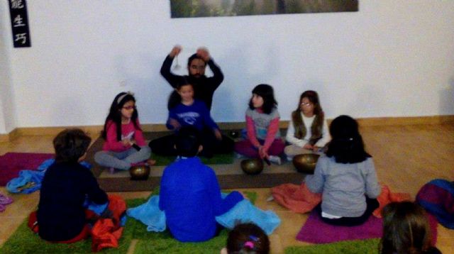 La asociación 'Alábega' de Ceutí impartió un taller de yoga para niños