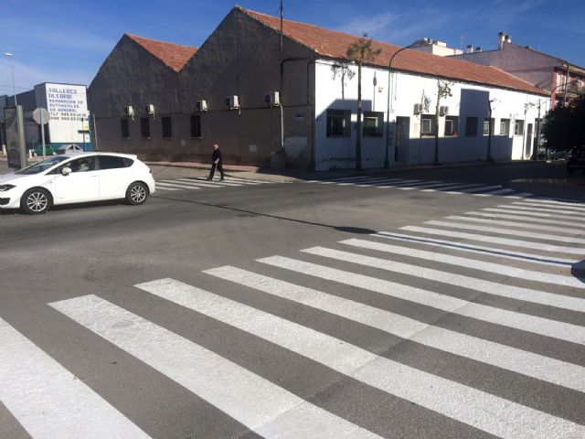 El Ayuntamiento de Ceutí refuerza la seguridad vial de sus arterias principales remarcando la señalización horizontal