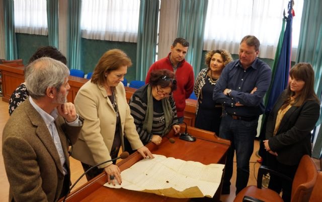 Cultura recibe del Ayuntamiento de Ceutí un pergamino del siglo XIV para su conservación y estudio