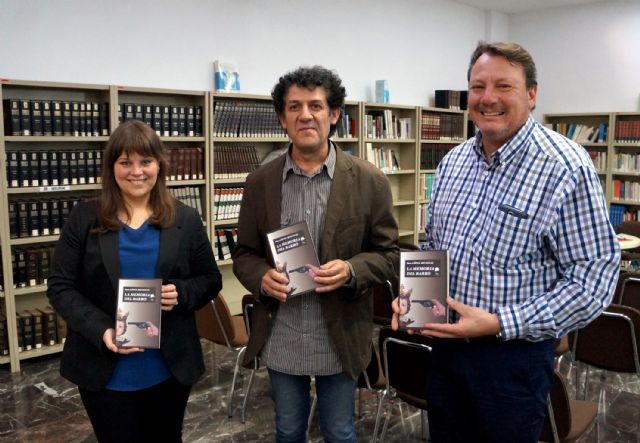 El escritor molinense Paco López llevó a la Biblioteca de Ceutí su obra 'La memoria del barro'