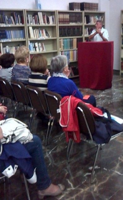 La Biblioteca Municipal de Ceutí acogió la presentación del libro 'El pájaro de fuego'