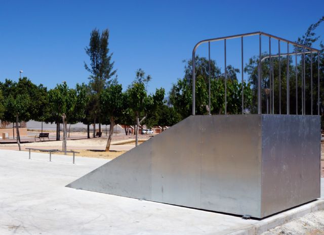 Los patinadores de Ceutí ya disfrutan de una pista de skate en el Parque de la Tejera