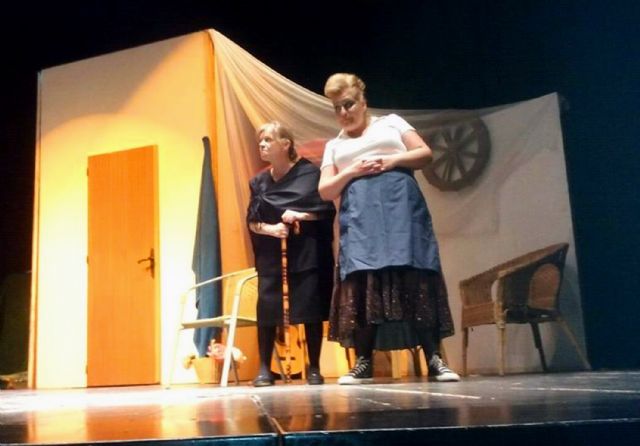 Homenaje del grupo teatral 'Candilejas' de Ceutí al musical 'Mamma Mia'