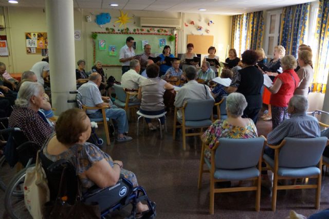 Los usuarios de la residencia geriátrica municipal celebran el Día de las Personas Mayores con la Rondalla local