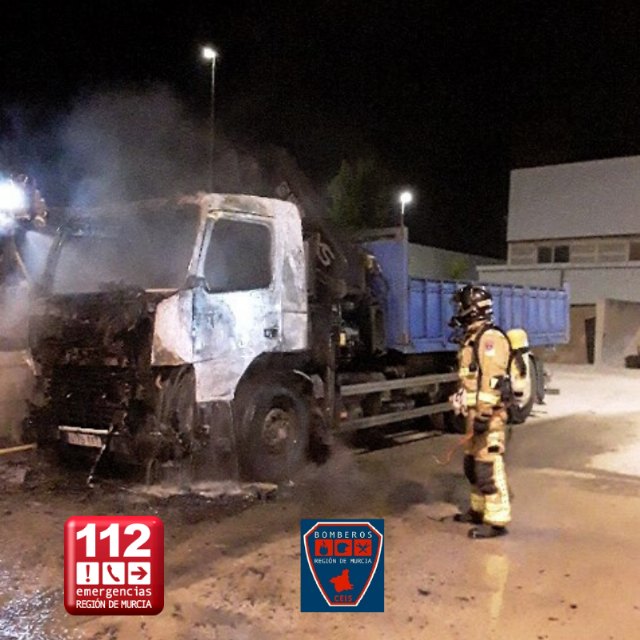 Incendio de un camión estacionado en el parking de una nave industrial en Ceutí