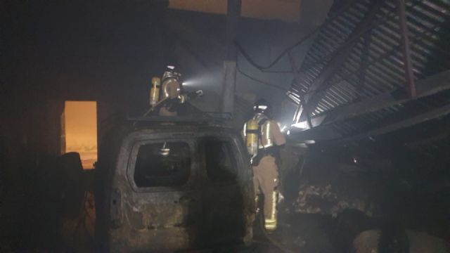 Incendio en un almacén de fontanería en Ceutí