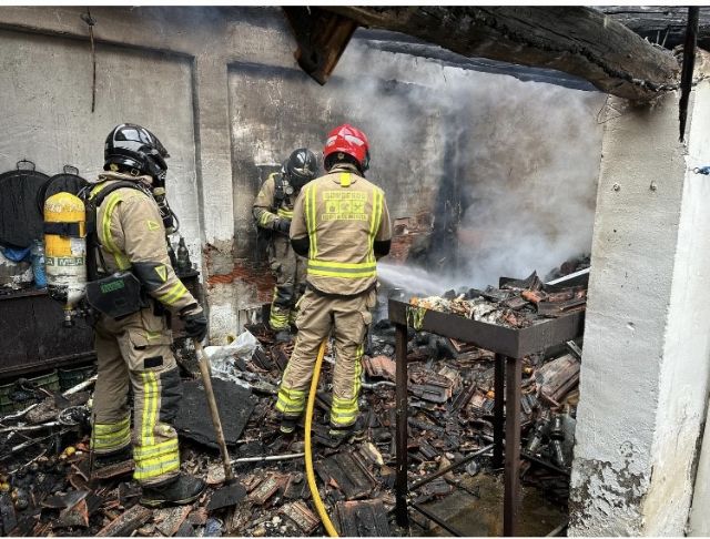 Bomberos apagan un incendio en vivienda en Ceutí